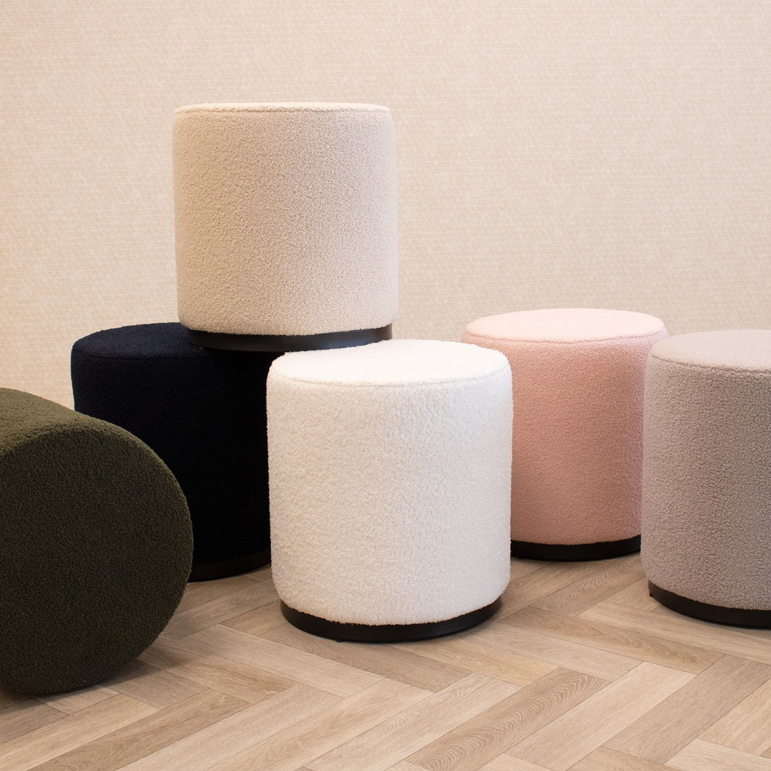 ✨ Rond & stijlvol: de poef die warmte toevoegt aan elk interieur
